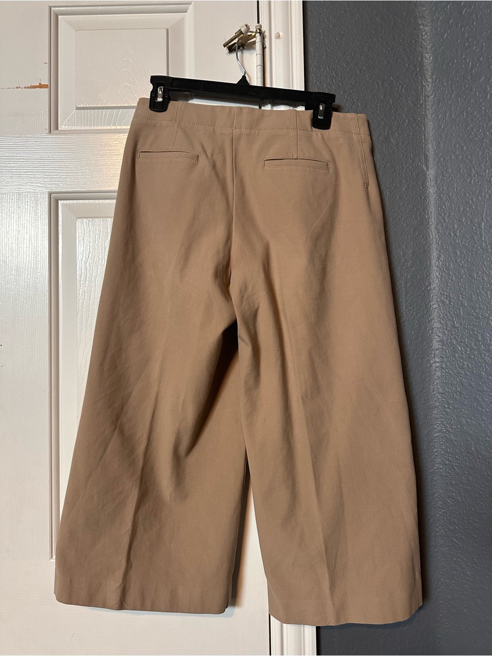 Ann Taylor Wide Leg
Cropped Pant Tan 4P - Picture 4 of 4